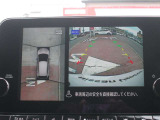 アラウンドビューモニター(車両を上から見たように表示)装着で車庫入れをサポート