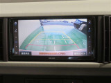 車両後方の映像を映すバックモニター。進路を確認しながら安全に車庫入れできます。