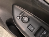 狭い駐車場で便利な電動格納ドアミラーが付いています。