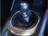 【シフトレバー】シフトもとても操作しやすいデザインになっております。運転する人の事を第一に考えた操作性の高い仕様です。