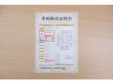【車両検査証明書】店頭にて、クルマの状態が一目で分かる査証明書を公開中。トヨタ認定検査員が厳しく検査し、状態を点数と図解で表示しています。修復歴はもちろん、傷やヘコミの箇所や程度がご確認いただけます。