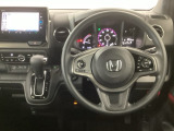 【ハンドル】運転にかかわる様々な操作を安全に行えるように視点移動が少なく操作性に配慮されたスイッチ類が凝縮されたコックピットです。