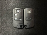 【スマートキー】持っているだけでエンジン始動や、ドアロックの開閉まで出来ちゃう賢く便利なスマートキーを装備!イモビライザーでセキュリティー対策もOK!