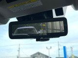 【スマートリヤビューミラー】後席の大きな荷物や同乗者で後方が確認しづらい時でも安心!カメラが撮影した車両後方の映像をルームミラー内に表示。クリアな視界で状況の確認が可能です!