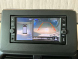 【アラウンドビューモニター】周囲を見渡せる映像で、スムースな駐車をサポートします