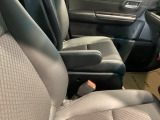 アームレストは、運転中の腕をしっかりと支えることで、疲労を大きく軽減してくれます。