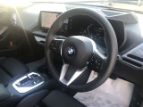 【ハンドル】ドライバーとBMW車の一体感がダイレクトに伝わるステアリングホイール。形状・太さへの拘りに加えて、操作性を高める為にスイッチ類も配置。クイックかつ安定のドライビングを体感下さい!
