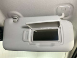 【運転席サンバイザー】鏡が付いているのでメイク直しなどにも便利★