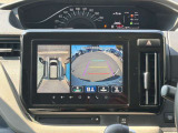 見えない場所を映し出すメーカー純正の全方位モニターです!縦列駐車で便利な「俯瞰映像」や狭い道でのすれ違いで役立つ「助手席側のサイド映像」など視点を切り替えて表示し、ドライバーの視界をサポートします!