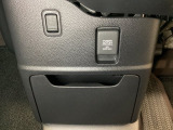 アクセサリーソケットはUSBのアダプターなどをつければ、スマホの充電にも使えます。周辺には物が置けるボックスがついています。
