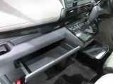 インストスライドボックス ティッシュボックスがまるまる一つ入るボックスです運転席からも開け閉め可能です