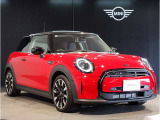MINIのフロントグリルのデザインはイギリスで生まれた当初から、シルバーのサイドバーが折り重なった伝統的なデザインで御座います。その伝統はBMWのお車になってからでも少しずつ形を変えて守られております