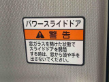 見た目が大事!な外装はぴかっとキレイに磨いており、経年のくすみもよみがえっております。ヘッドライトやドア周辺を磨く際にはマスキングテープを使用して保護しながら丁寧に作業をしております。