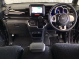 車内は光触媒抗菌消臭施工済です。スタイリッシュなデザインでスポーティなインパネ周りを演出します。グローブボックスやカップホルダーのほかにトレーなどたくさんの収納スペースが付いています。
