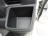 カップホルダーは運転席や助手席からちょうど手の届く位置です!!