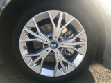 【BMWアロイホイル】軽量かつ強度に拘ったアロイホイル。走行性能ポテンシャルを引き出す設計。車の足元を引き締めてくれる大きなポイントはアロイホイルです。