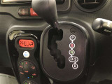 シフトレバーはインパネに配置されています。運転中も視線をそらさずに自然な動きで操作ができるよう、ステアリングに近い位置に配置されています。