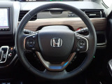 ハンドル左側にはオーディオ操作が出来るオーディオリモートコントロールスイッチ、右側にはHonda SENSINGとオートクルーズコントロールのスイッチを装備!