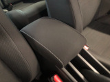 【アームレスト】運転時の疲労軽減にもなるアームレストがついています!