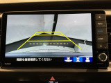 リバースギアに入れるだけで後方の表示へ切り替わります。夜間や雨の日の駐車も楽になりますよ。