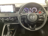 【ハンドル】運転にかかわる様々な操作を安全に行えるように視点移動が少なく操作性に配慮されたスイッチ類が凝縮されたコックピットです。