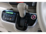 インパネシフトだから視線の移動も少なく足元もスッキリ♪運転席もゆったりしているのでゆとりを持ってドライブできますね!