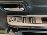 電動格納式リモコンドアミラーと、パワーウィンドウスイッチ等は運転席ドアにあります。