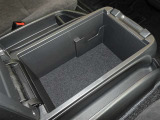 便利な収納ポケット、小物入れを各所に配置しています。