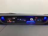 デジタル表示のスピードメーターとタコメーターを大きく配した見やすいメーター部になっています。左側のインフォメーション画面でオドメーターや燃費などの情報を確認できます。