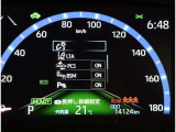 とっても見やすいメーターです。夜間時はラグジュアリーな気分にさせてくれる照明が魅力ですので、夜のドライブも楽しみになりますよ♪