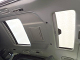 【サンルーフ】開放感たっぷりの希少装備、サンルーフが装着されています!車内に明かりを取り入れたり景色を楽しむ以外にも、車内の空気も簡単に換気できて快適です!