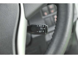 アクセルから足を離しても設定速度で走り続けてくれます。高速道路での長距離移動が楽になりますよ♪