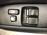 パワーウィンドのスイッチです。運転席に座りながら、助手席や後席の窓を開け閉めできるので大変便利ですよ。