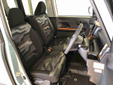 運転席の座面高さを調整できるシートリフターが付いています。フロントシートはベンチシートを採用で、座面も広く使い勝手もいいですよ♪