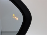 隣車線を走る車両をレーダーで検知し、ドアミラーでは確認しにくい後側方エリアに存在する車両に加え、急接近してくる車両も検知します。車両を検知するとドアミラーに搭載されたLEDインジケーターが点灯します。