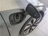 車両右側に普通充電用のソケットを装備。普通充電は最大8kWまで対応。満充電間に要する時間は、8kWの普通充電で約11 時間です。