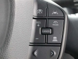 レーダークルーズコントロール作動時に車線維持に必要な運転操作の支援を行う「レーントレーシングアシスト(LTA)」を搭載しています。