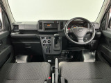 【インパネ】運転のしやすさを最優先に設計された見晴らしの良いフロントビュー。車両間隔が掴みやすく狭い道でも安心♪「安全」と「品質」を最優先に、安心してお乗りいただけるクルマを提供いたします。