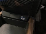 USBチャージャー搭載。スマートフォンなどの充電にとっても便利です。