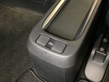 リアシート前のセンターコンソール部には、リア席用の充電可能なUSB端子が2個ついています。センターコンソールがトレイになるので、移動中の充電にも使えて便利です。