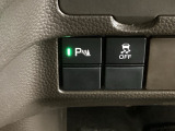VSA装備車です。VSAはドライバーの操作と車の動きを見守っています。もし車の挙動が乱れたとき、4輪別々にブレーキをかけたり、エンジンパワーをしぼることによって車を安定させます。