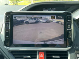 【バックカメラ】後退時に車両後方の映像をモニターに映す機能。目視できない死角を確認でき、衝突事故を防ぎます。駐車が苦手な方だけでなく全てのドライバーに必須の安全装備です。