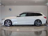 BMWではロングホイールベースの採用をしており、すべての車種に適用され、走行中の安定感の向上されております。また室内空間の広さにも貢献しております。