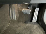 【ペダル】BMWはオルガン式アクセルペダルを採用しています。踏み込む足とペダルが同じ軌跡を描くため、かかとがずれにくく、アクセルコントロールがよりしやすくなるメリットがあります。