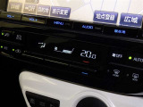 オートエアコン付きなので一度、気温を設定すれば自動的に過ごし易い温度に調整してくれますよ。 車内をいつでも快適空間にしてくれます。