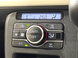 【オートエアコン】一度お好みの温度に設定すれば、車内の温度を検知し風量や温度を自動で調整。暑い&hellip;寒い&hellip;と何度もスイッチ操作をする必要はありません。快適な車内空間には必須の機能ですね♪