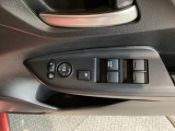 電動格納式リモコンドアミラーと、パワーウィンドウスイッチ等は運転席ドアにあります。