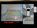 パノラミックビューモニター付きです。車両を上から見たような映像をモニター画面に表示。運転席からの目視では見にくい、車両周辺の状況をリアルタイムでしっかり確認できます。