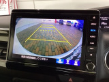 リバースギアに入れるだけで後方の表示へ切り替わります。夜間や雨の日の駐車も楽になりますよ。