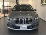 【BMWの伝統-1】BMWの特徴的な&ldquo;キドニーグリル&rdquo;は、80年以上続く伝統の形でございます。変わらないこだわりのデザインが、プレミアムブランド&ldquo;BMW&rdquo;を創り出します。